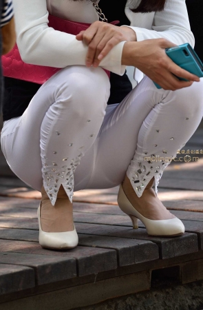 2016-10-31深蹲薄白裤少妇27张