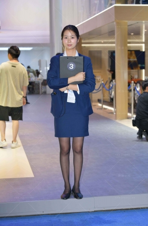 朴素的黑丝女销售