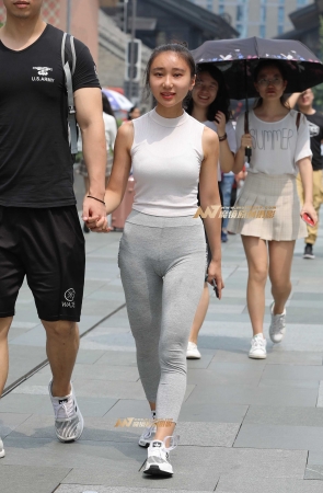 性感迷人女友，薄而透气的健美裤