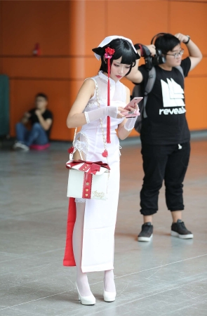 辉辉街拍作品 - 极品高开衩旗袍白色丝袜美腿美眉