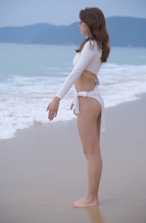 第三篇：海边白裙长腿女孩