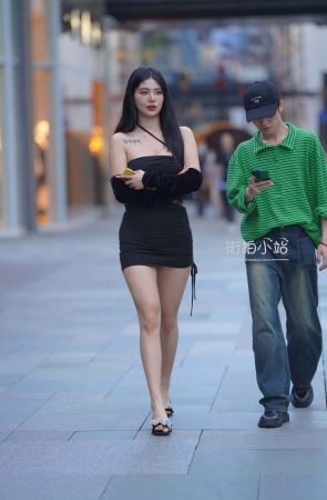 街拍包臀短裙美女