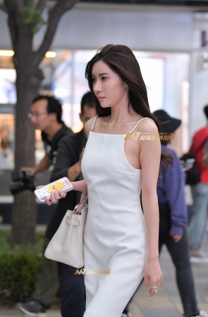 傍晚逛街的白裙美女