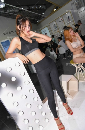 内衣展健美装