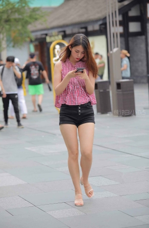 街拍格子衬衫美女
