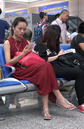 红裙MM戴耳机看手机