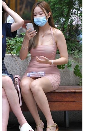 粉色连体裙美女【套图+视频】