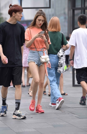 街拍橙色T恤衫长发小姐姐