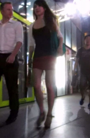 极品红裙美女,居然被老外叼走了