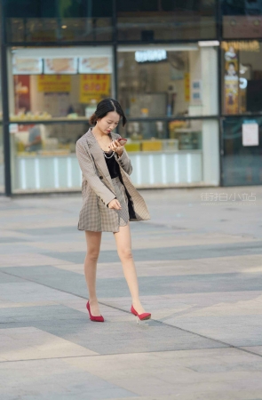 搭讪街拍红色高跟美眉