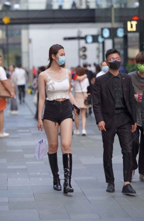 街拍热裤长靴长腿美眉