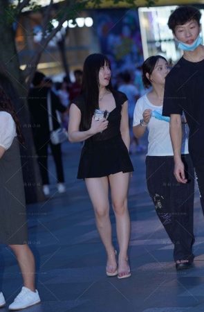 夜拍美腿黑色短裙小姐姐