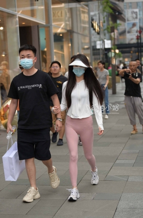 粉色紧身裤气质女友~