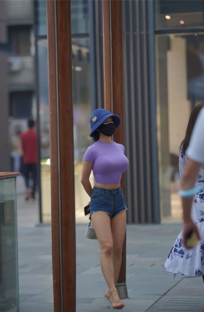 蓝色热裤美腿美胸