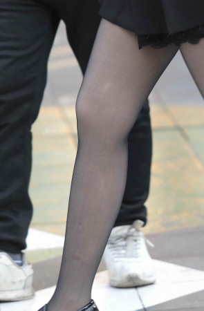 街拍黑丝短裙妹子