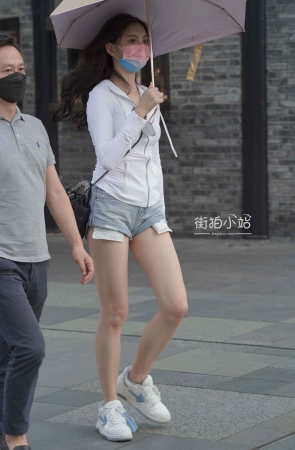 撑伞的热裤小妞