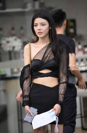 22819-2+85美腿小姐姐～【套图➕视频】 15P