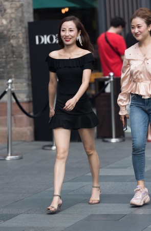 黑色连衣裙美女