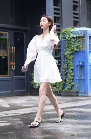 一始街拍作品 白裙美女