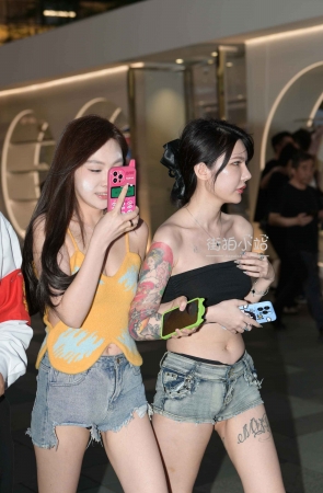 茂密深林热裤长腿姐妹，【春光乍......】