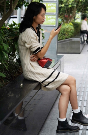 花坛边的妹子