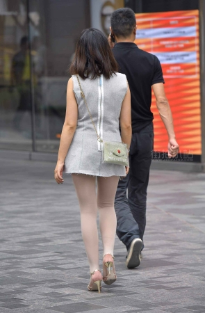 街拍细高跟厚丝袜美姐