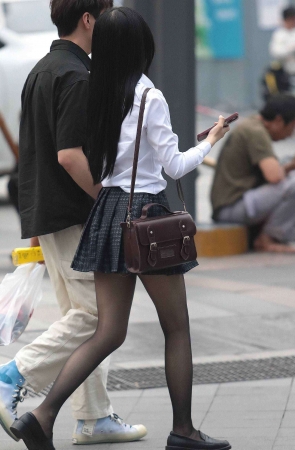 街拍黑丝短裙