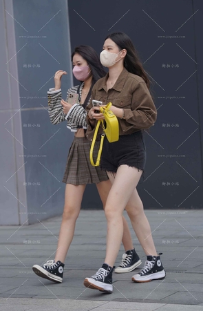 街拍黑色热裤小姐姐