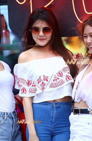 紧牛丰臀美女