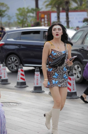 街拍性感豹纹短裙长靴美女