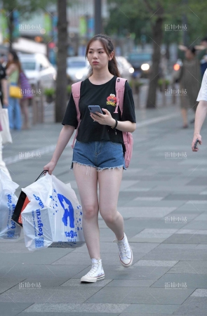 街拍粉色背包小姐姐