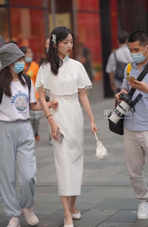 街拍漂亮的白裙姐姐