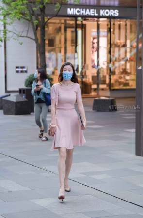 街拍粉色连衣裙肉丝姐姐