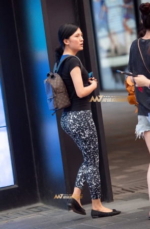 罕见的迷彩紧身翘臀少妇