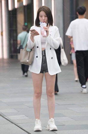 23712-40=84√凸凸鼓鼓三角区，热裤女生 15P