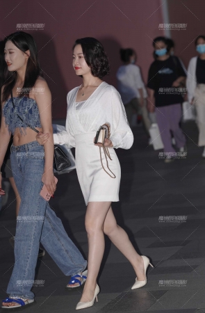 白裙美腿 青春俏美