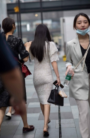 街拍镂空毛衣裙女人