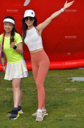 &拍照瑜伽紧身裤美女