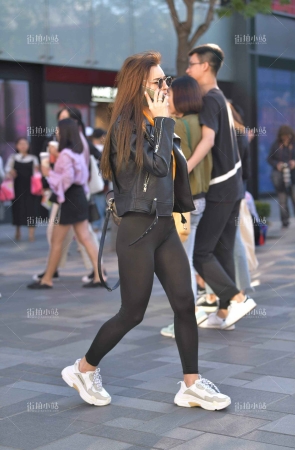 街拍紧身黑裤美女