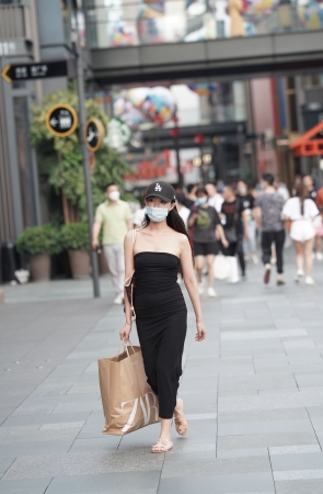 一字抹胸装长裙美女