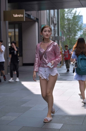 街拍白短热裤时尚白富美