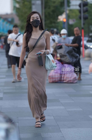 吊带长裙街拍美女