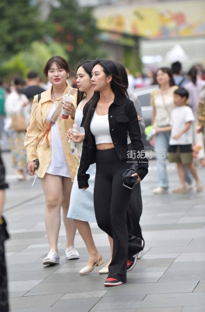 街拍黑色长裤美女