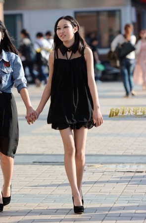 黑裙黑色细高跟