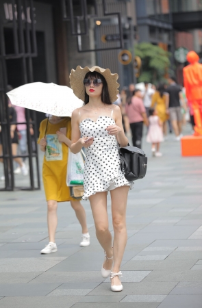 来旅游的小姐姐