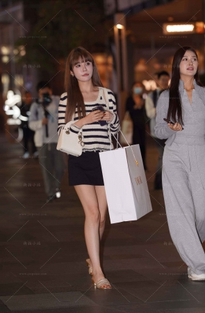 夜拍逛街的美腿小姐姐