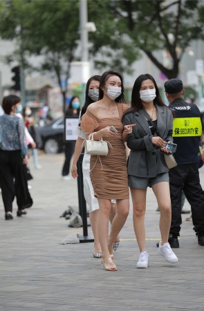 四九城嘎子街拍作品 - 美腿高跟小姐姐