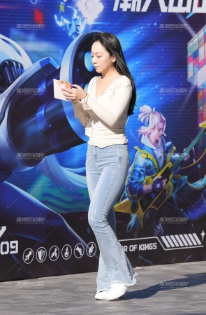 蓝色牛仔裤美女