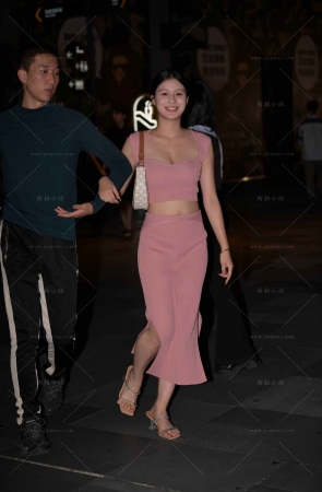 性感的粉色裙美女