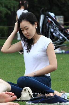 街拍牛仔小妞与老外男友